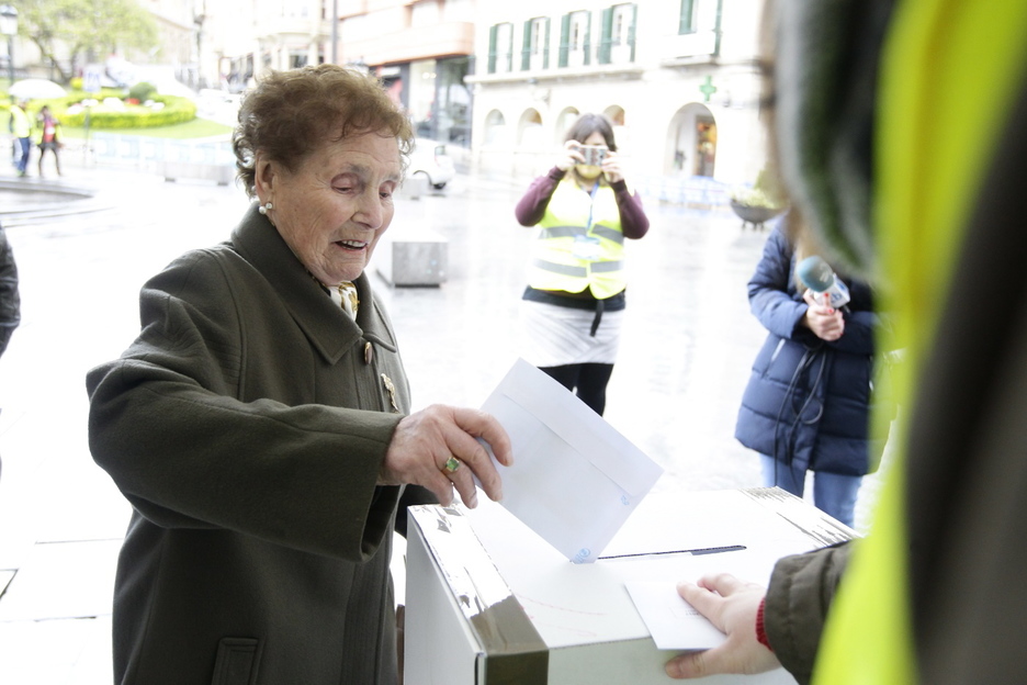 Helduenek ere botoa ematera bertaratzeko astia hartu dute. Helduenek ere botoa ematera bertaratzeko astia hartu dute.
