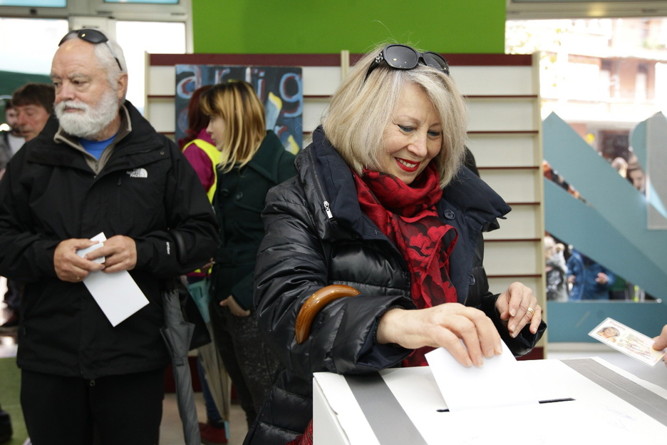 Jende ilarak ere eratu dira botoa emateko. Jende ilarak ere eratu dira botoa emateko.