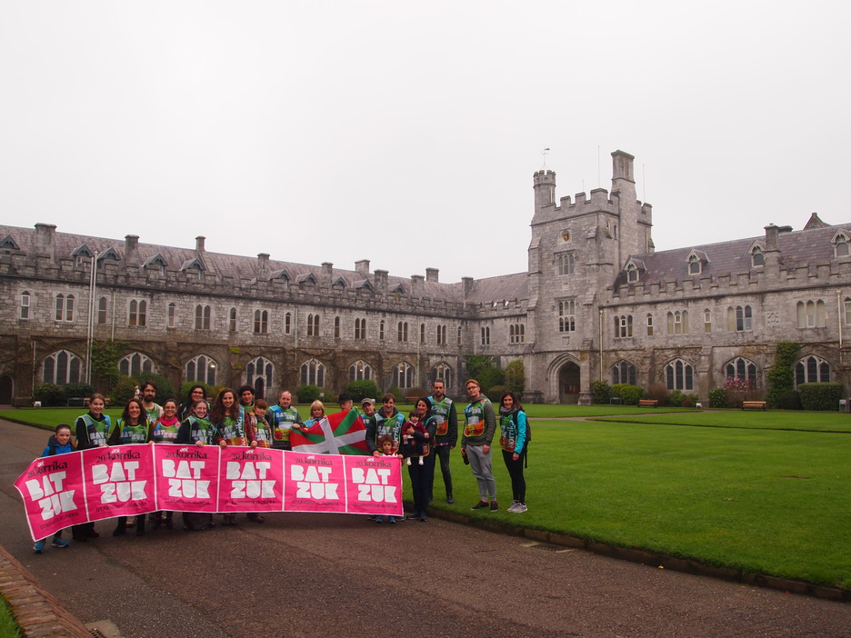 Corken, Irlandan, egindako Korrika Txikiaren argazkia. Amaia Arakistain.