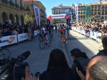 Txirrindulariek Iruñean ekin diote aurtengo Itzuliari. (@naiz_iruindarra)