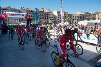 Itzulia abiatu da Iruñetik. (Iñigo URIZ / ARGAZKI PRESS)