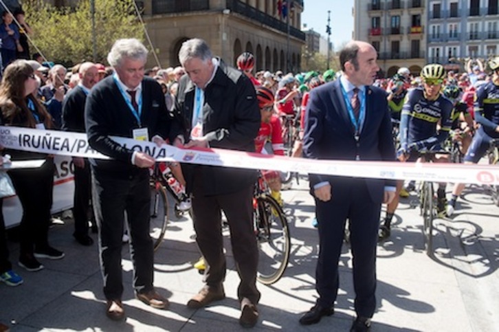 El alcalde Asiron, cortando la cinta de la salida de la Euskal Herriko Itzulia de Iruñea. (Iñigo URIZ/ARGAZKI PRESS)