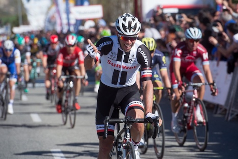 Michael Matthews (Sunweb) ha sido el primero en atravesar la línea de meta. (Iñigo URIZ/ARGAZKI PRESS) Michael Matthews (Sunweb) ha sido el primero en atravesar la línea de meta. (Iñigo URIZ/ARGAZKI PRESS)