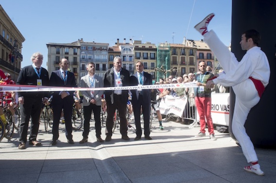Acto de inauguración de la 57 edición de Euskal Herriko Itzulia en Iruñea, en presencia de las autoridades. (Iñigo URIZ/ARGAZKI PRESS) Acto de inauguración de la 57 edición de Euskal Herriko Itzulia en Iruñea, en presencia de las autoridades. (Iñigo URIZ/ARGAZKI PRESS)