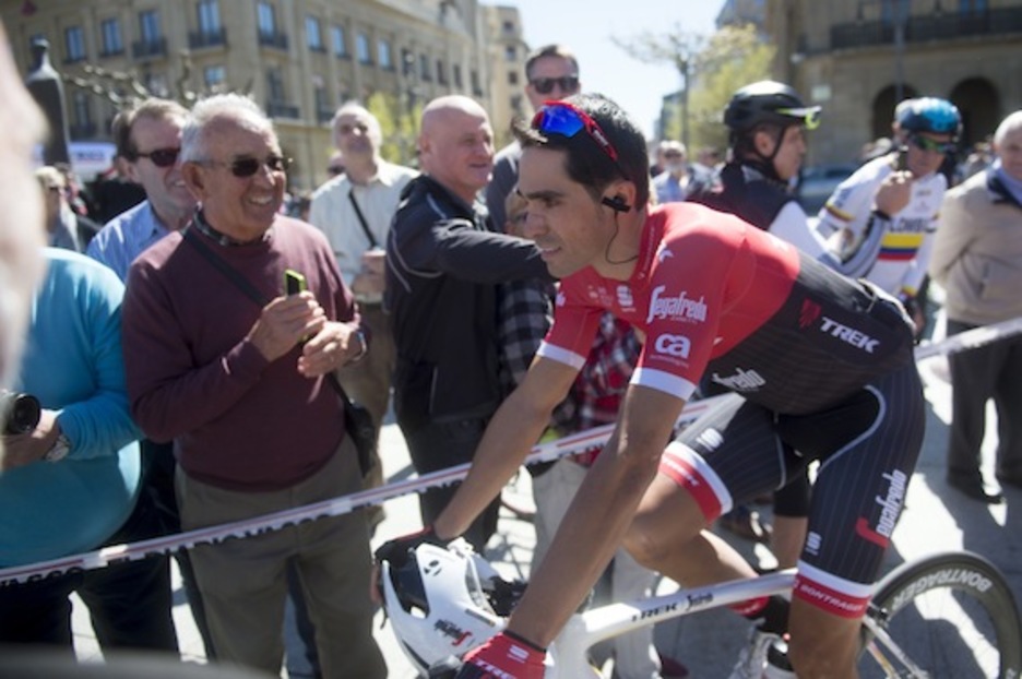 Alberto Contador, que ha sufrido una caída a menos de un kilómetro de la meta, al inicio de la carrera. (Iñigo URIZ/ARGAZKI PRESS) Alberto Contador, que ha sufrido una caída a menos de un kilómetro de la meta, al inicio de la carrera. (Iñigo URIZ/ARGAZKI PRESS)