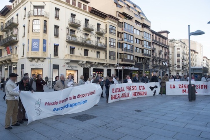 Concentración de Etxerat ante la sede del PP en Iruñea. (Iñigo URIZ/ARGAZKI PRESS)