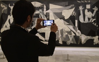 Un hombre fotografía el ‘Guernica’ de Picasso. (Javier SORIANO/AFP)