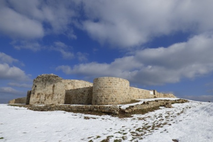 Imagen del castillo de Irulegi nevado. (FOTOGRAFÍAS: Iñaki VIGOR)