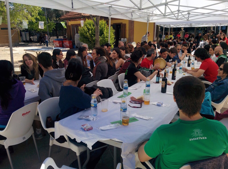 Bazkaria ere egin zuten Madrilen Korrikaren aitzakian. Esti Perez.