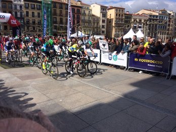 El líder Michael Matthews avanza seguidor el pelotón nada más comenzar la segunda y última etapa en Iruñea.