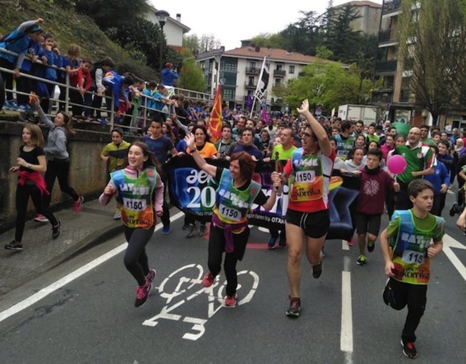 Giro ederrean pasa da Korrika Astigarragatik. (@gara_olarretxea) Giro ederrean pasa da Korrika Astigarragatik. (@gara_olarretxea)