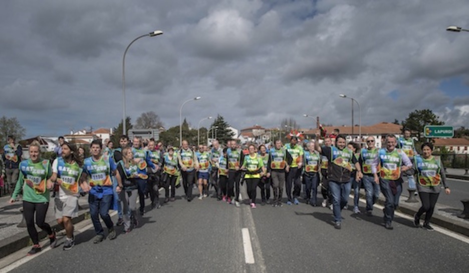 Euskalgintzako eta erakundeetako ordezkariak, Santiago zubian. (Jon URBE/ARGAZKI PRESS) Euskalgintzako eta erakundeetako ordezkariak, Santiago zubian. (Jon URBE/ARGAZKI PRESS)
