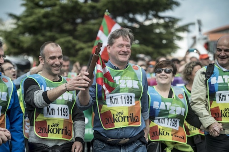 Bingen Zupiria, Lakuako Hizkuntza Politika eta Kultura sailburua, lekukoa eskuan. (Jon URBE/ARGAZKI PRESS) Bingen Zupiria, Lakuako Hizkuntza Politika eta Kultura sailburua, lekukoa eskuan. (Jon URBE/ARGAZKI PRESS)