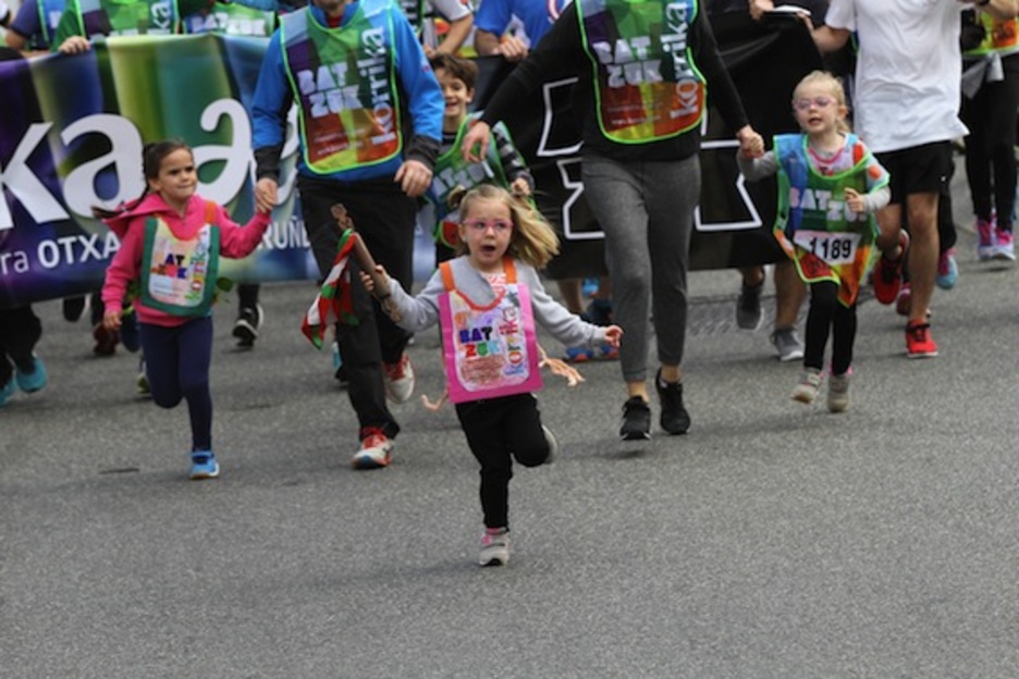 Txikitxoenen eskutik ere pasa da lekukoa. (Aurore LUCAS)