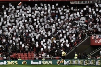 Las gradas de San Mamés han reclamado justicia para Iñigo Cabacas. (ARGAZKI PRESS)