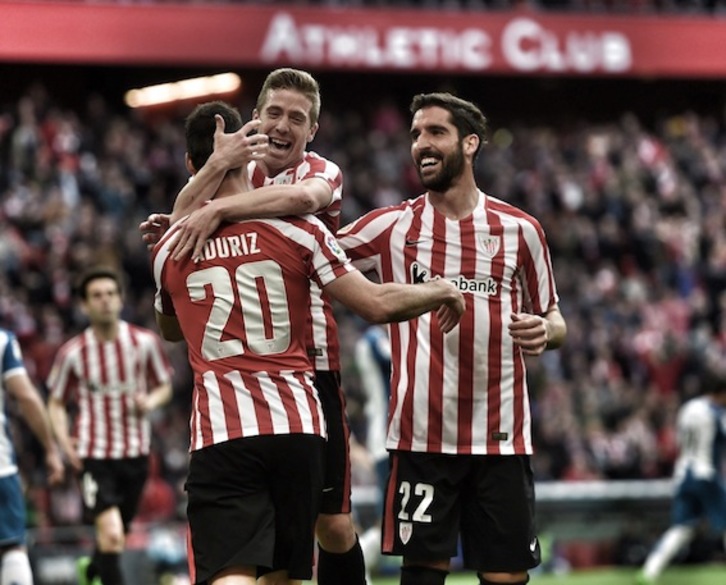 Aduriz celebra con Muniain y Raúl García uno de sus goles. (Marisol RAMIREZ/ARGAZKI PRESS)