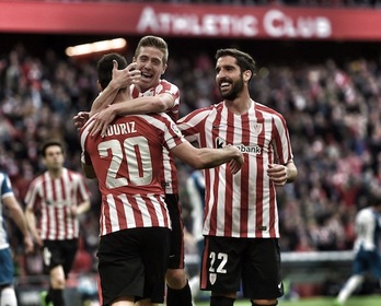 Aduriz celebra con Muniain y Raúl García uno de sus goles. (Marisol RAMIREZ/ARGAZKI PRESS)