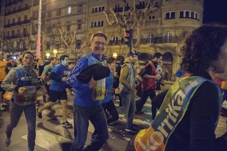 Korrikalari bat, irribarretsu, Donostian. (Juan Carlos RUIZ/ARGAZKI PRESS) Korrikalari bat, irribarretsu, Donostian. (Juan Carlos RUIZ/ARGAZKI PRESS)