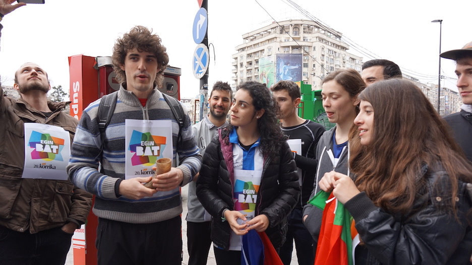 Errumanian ere izan da Korrikaren arrastoa, Bukaresten ziren bi euskal ikaslek antolatuta. (Miguel Vanegas)