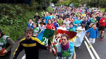 Mutrikuarrak Ondarrura bidean, korrika eta oihuka. ©Maider Iantzi