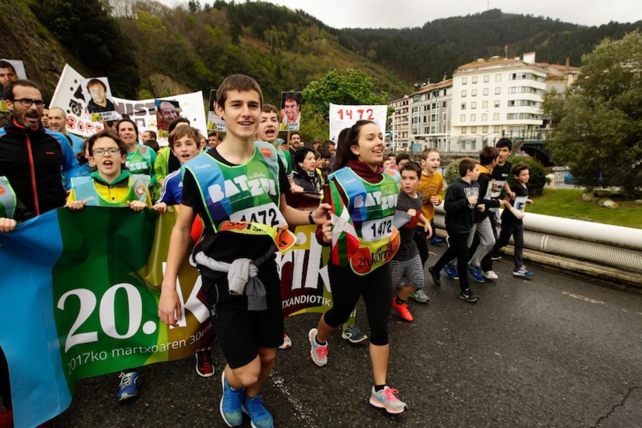 Ondarroarrek harrera beroa egin diote Korrikari. (Aritz LOIOLA/ARGAZKI PRESS) Ondarroarrek harrera beroa egin diote Korrikari. (Aritz LOIOLA/ARGAZKI PRESS)