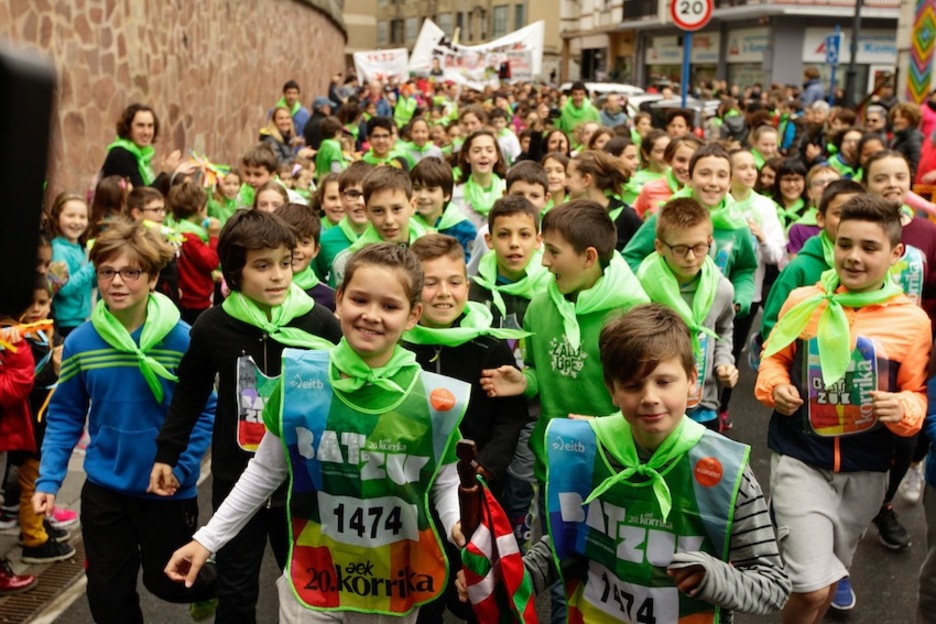 Haur mordoa irten da Korrikarekin Ondarroan. (Aritz LOIOLA/ARGAZKI PRESS) Haur mordoa irten da Korrikarekin Ondarroan. (Aritz LOIOLA/ARGAZKI PRESS)