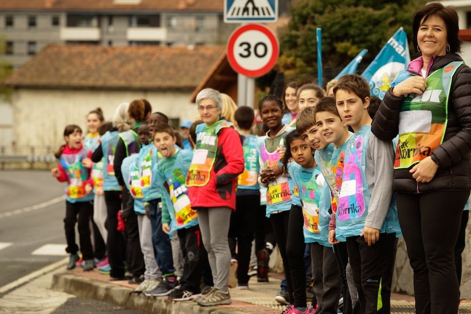 Lasterketa noiz iritsiko zain. (Aritz LOIOLA/ARGAZKI PRESS) Lasterketa noiz iritsiko zain. (Aritz LOIOLA/ARGAZKI PRESS)