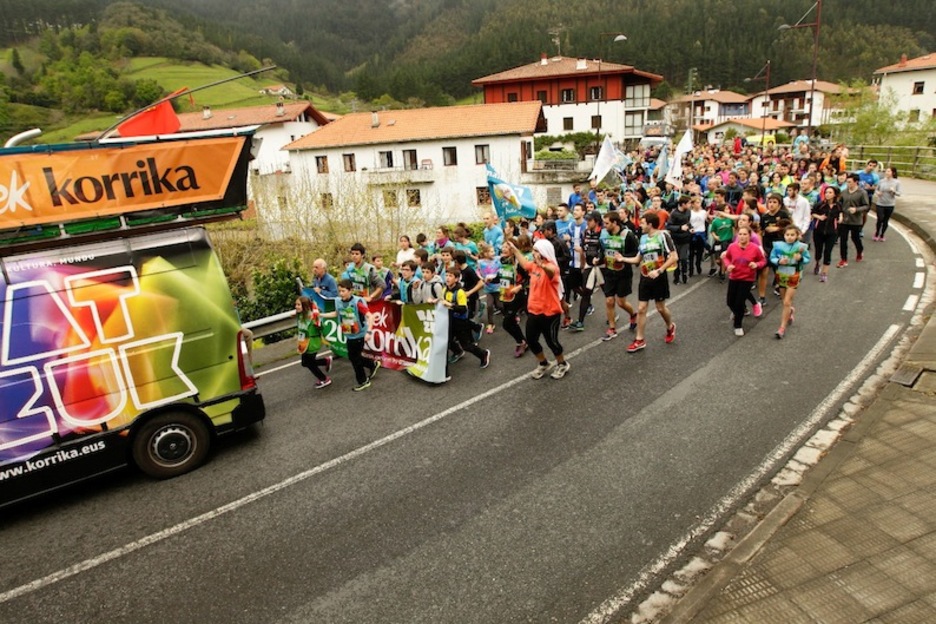 Markina-Xemeinerako bidean korrika. (Aritz LOIOLA/ARGAZKI PRESS) Markina-Xemeinerako bidean korrika. (Aritz LOIOLA/ARGAZKI PRESS)