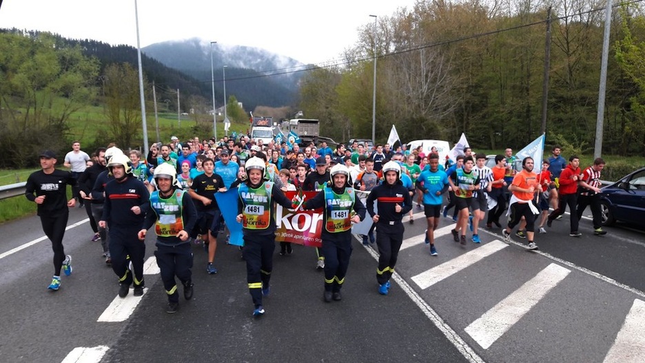 Suhiltzaileak lekukoarekin. (@gara_miantzi) Suhiltzaileak lekukoarekin. (@gara_miantzi)