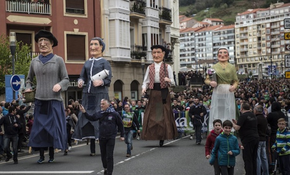 Bermeon erraldoiak ere animatu dira. (Marisol RAMIREZ/ARGAZKI PRESS) Bermeon erraldoiak ere animatu dira. (Marisol RAMIREZ/ARGAZKI PRESS)