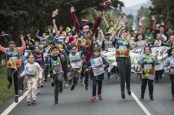 Saltoka hartu dute Korrika Busturialdean. (Marisol RAMIREZ/ARGAZKI PRESS)