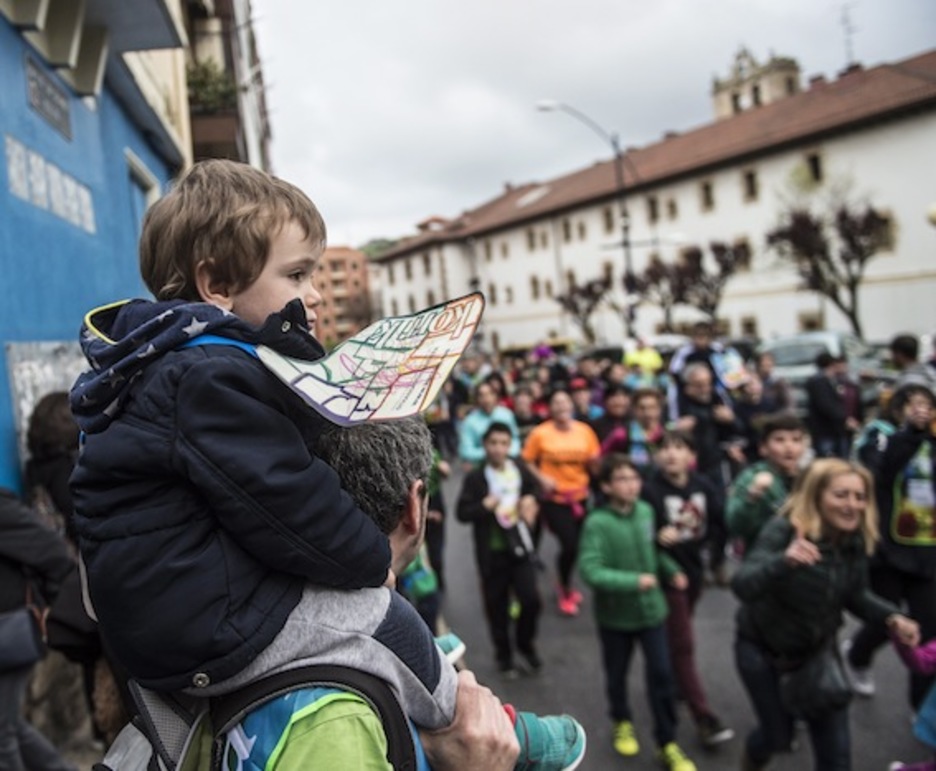 Gernikan, Korrika pasatzen ikusten. (Marisol RAMIREZ/ARGAZKI PRESS) Gernikan, Korrika pasatzen ikusten. (Marisol RAMIREZ/ARGAZKI PRESS)