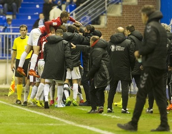 Los jugadores de Osasuna celebran el gol de Berenguer. (Juanan RUIZ/ARGAZKI PRESS)