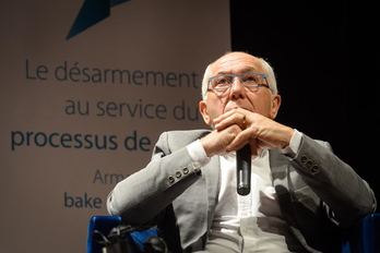 Jean-René Etchegarayk Bake Bideak antolatu zuen foroan parte hartu zuen Biarritzen. ©Isabelle Miquelestorena