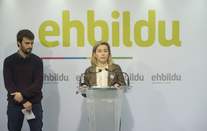 Aitziber Ibarriaga y Eneko Aldana, representantes de EH Bildu y EH Bai, en Donostia. (Jon URBE/ARGAZKI PRESS)