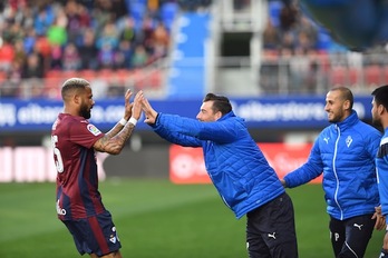 Bebé ha hecho el primer tanto para el Eibar. (Jon URBE/ARGAZKI PRESS)