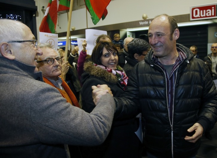 El alcalde de Baiona, Jean-René Etchegaray, saluda al «artesano de la paz» Txetx Etcheverry. (Bob EDME)