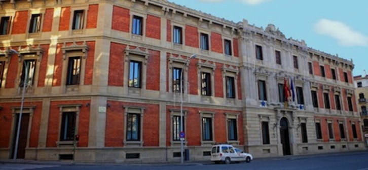 El Parlamento sigue adelante con su intención de izar la bandera republicana española el 14 de abril.
