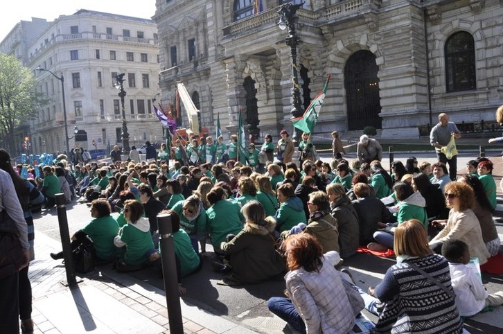 Protesta ante la Diputación de Bizkaia para reclamar su implicación en la resolución del conflicto de las residencias. (ELA)