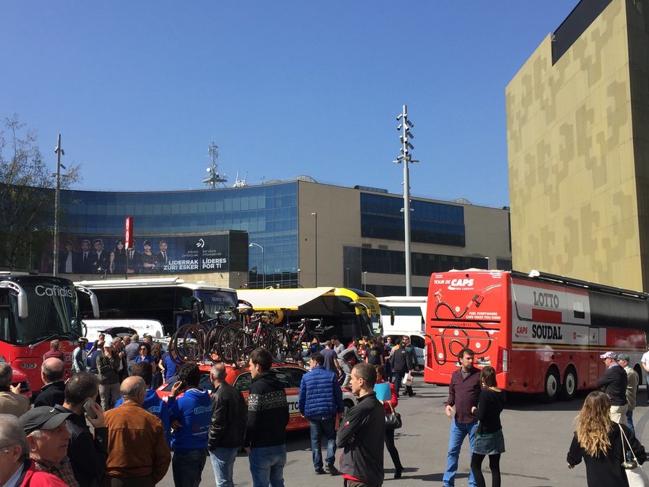 Autobuses de los equipos llegando a San Mamés. (@ehitzulia twitter) Autobuses de los equipos llegando a San Mamés. (@ehitzulia twitter)