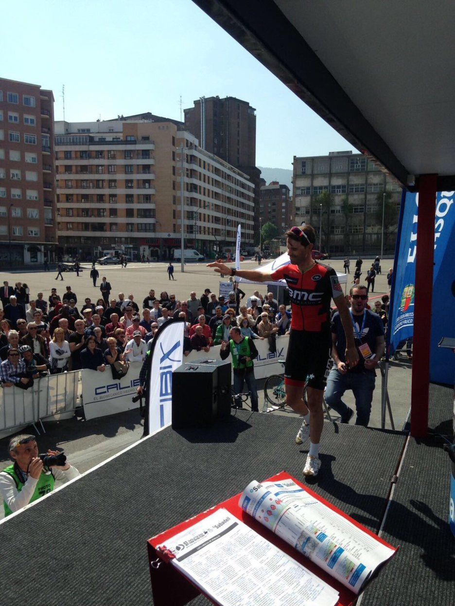 Samuel Sánchez a la salida de la carrera. (vía twitter @ehitzulia) Samuel Sánchez a la salida de la carrera. (vía twitter @ehitzulia)