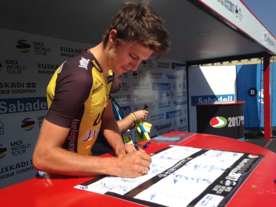 EL corredor George Bennet firmando el día de su cumpleaños. (vía twitter @ehitzulia) EL corredor George Bennet firmando el día de su cumpleaños. (vía twitter @ehitzulia)