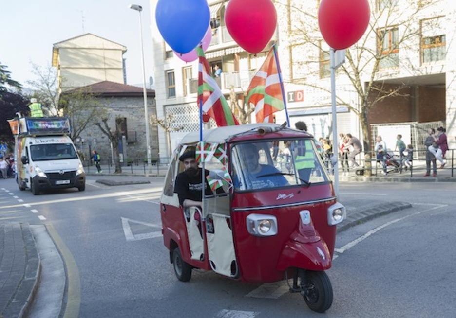 Ibilgailu berezi batekin, Durangon, Korrikari bidea irekitzen. (Juanan RUIZ/ARGAZKI PRESS) Ibilgailu berezi batekin, Durangon, Korrikari bidea irekitzen. (Juanan RUIZ/ARGAZKI PRESS)