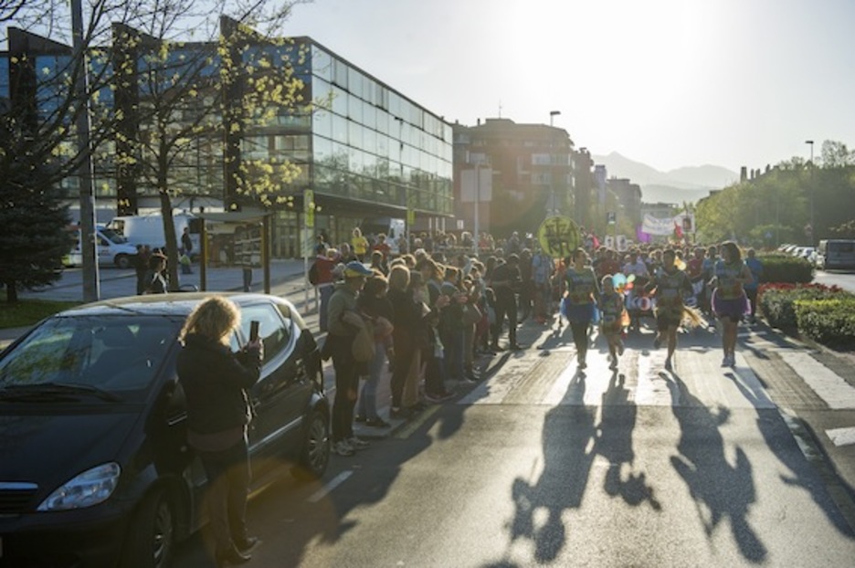 Korrika, Landako Gunearen paretik pasatzen. (Juanan RUIZ/ARGAZKI PRESS) Korrika, Landako Gunearen paretik pasatzen. (Juanan RUIZ/ARGAZKI PRESS)