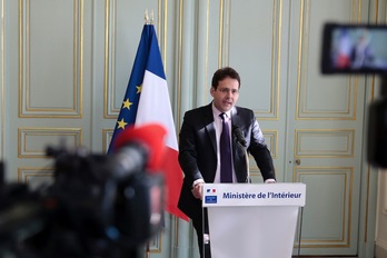 El ministro francés de Interior, Matthias Fekl, durante su declaración. (Geoffroy VAN DER HASSELT/AFP)