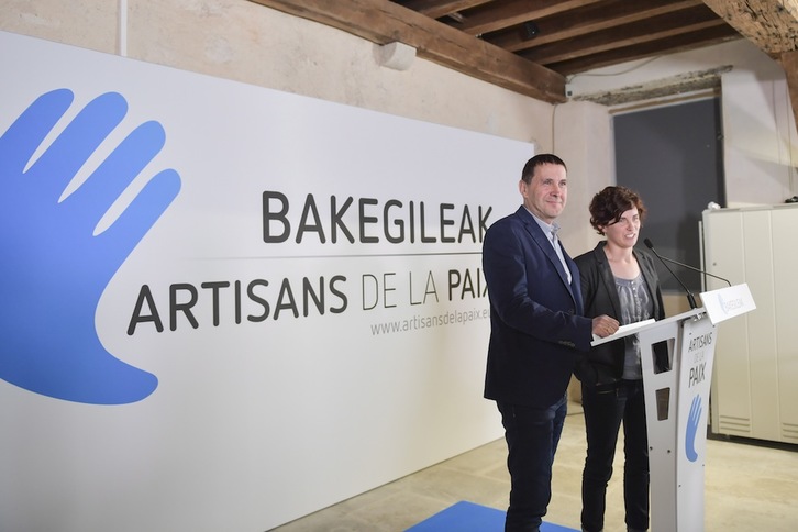 Arnaldo Otegi y Anita Lopepe. (Idoia ZABALETA/ARGAZKI PRESS)