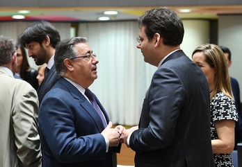 Juan Ignacio Zoido, ministro español de Interior (i), en una reunión en Bruselas. (Emmanuel DUNAND/AFP)