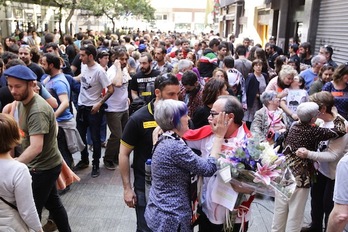 Acto en recuerdo de Iñigo Cabacas en el callejón donde el joven cayó herido de muerte. (Aritz LOIOLA/ARGAZKI PRESS)