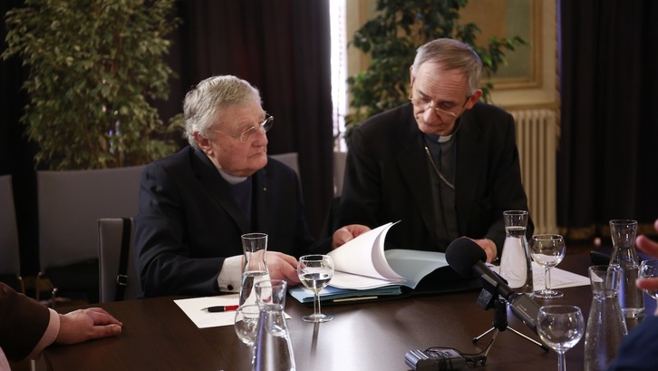 Matteo Zuppi, a la derecha, revisa la documentación del desarme de ETA junto al también sacerdote Harold Good en Baiona. (COMISIÓN INTERNACIONAL DE VERIFICACIÓN)