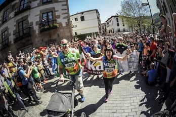 Jendetza batek egin dio harrera Korrikari Arrasaten. (Jaizki FONTANEDA/ARGAZKI PRESS)